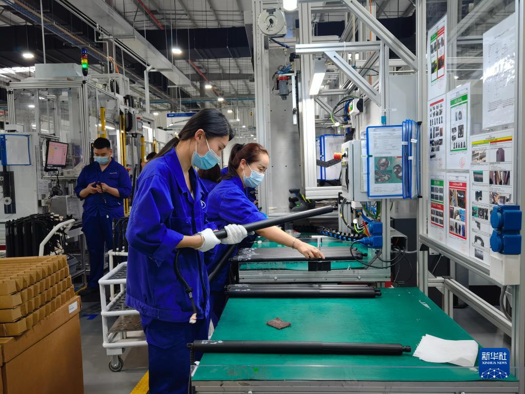 在位于浙江平湖的德资企业斯泰必鲁斯（浙江）有限公司工厂内，工人在生产汽车配件（4月19日摄）。新华社记者 殷晓圣 摄