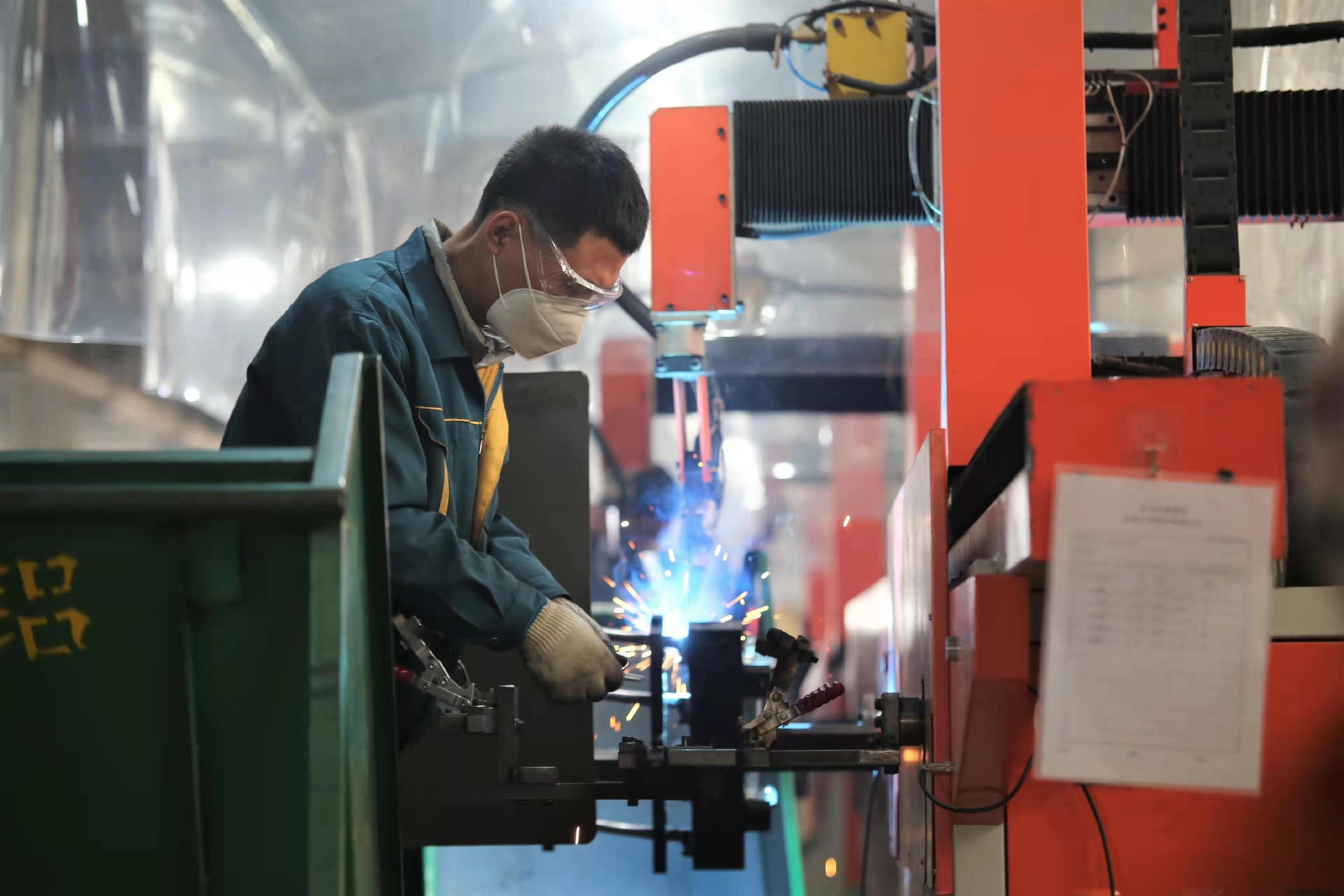 平乡县自行车企业员工正在焊接车架.柴更立摄&nbsp;&nbsp;&nbsp