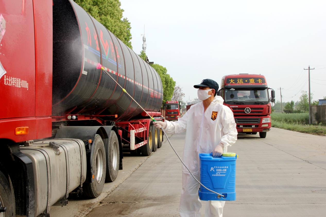 给进入企业货车消毒 唐宇晴摄