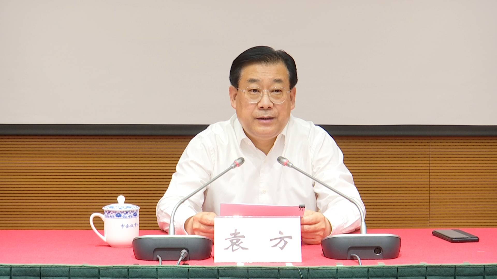 袁方在我市分会场参加全国,全省自建房安全专项整治电视电话会议