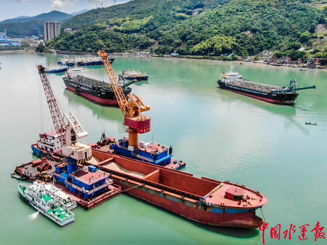 温州海事部门跨省集中移交5艘从事非法海砂过驳船舶|船舶_新浪财经