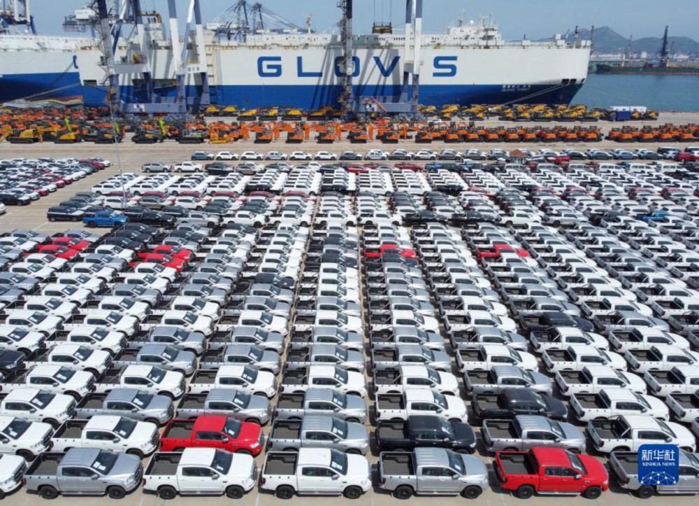 大批出口商品车在山东港口烟台港集结等待装船（5月9日摄，无人机照片）。新华社发（唐克摄）