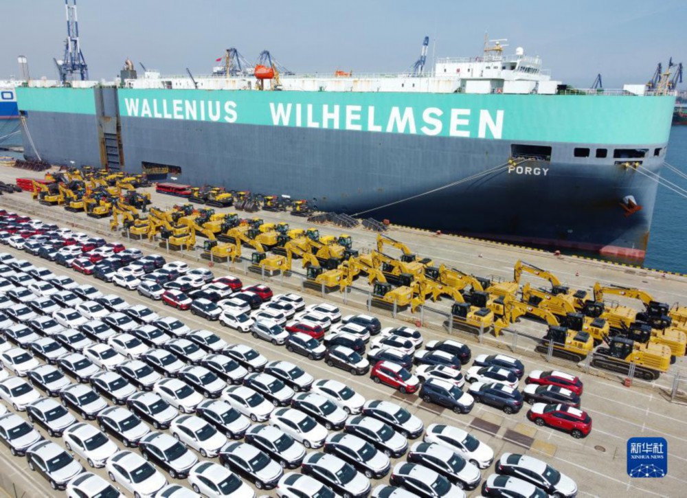 大批出口商品车在山东港口烟台港集结等待装船（5月9日摄，无人机照片）。新华社发（唐克摄）