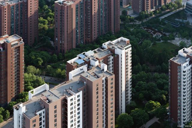 北京朝阳区炫特嘉园小区被划为管控区人不出楼严禁聚集