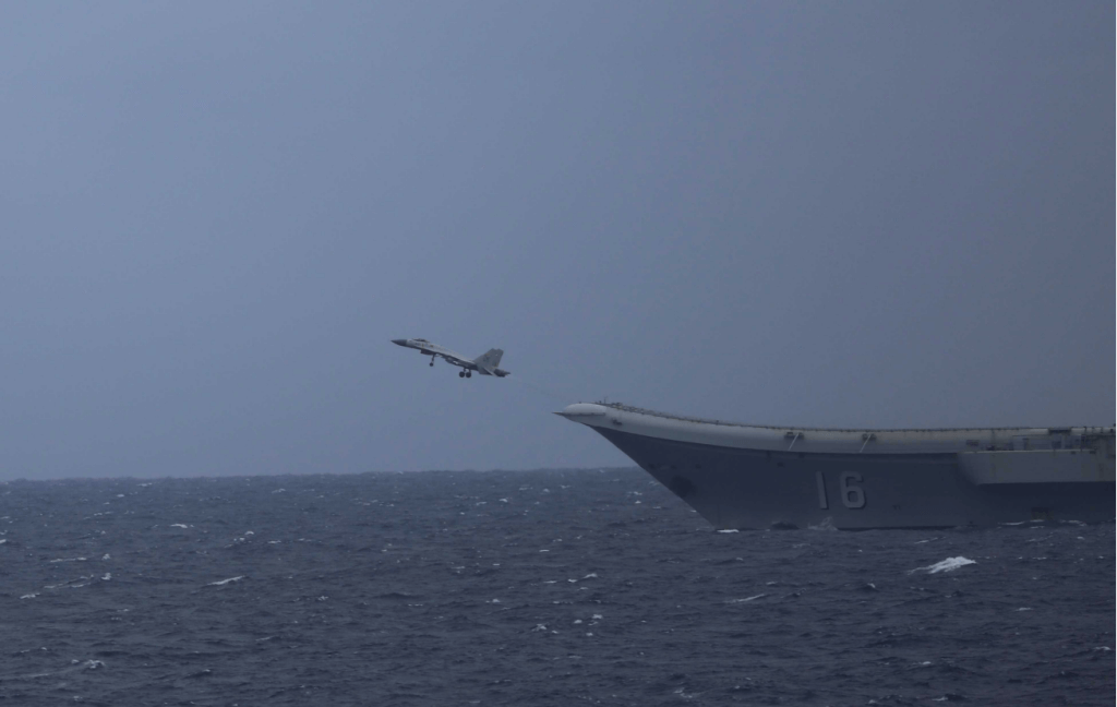 日本自卫队拍摄的歼-15从辽宁舰起飞。