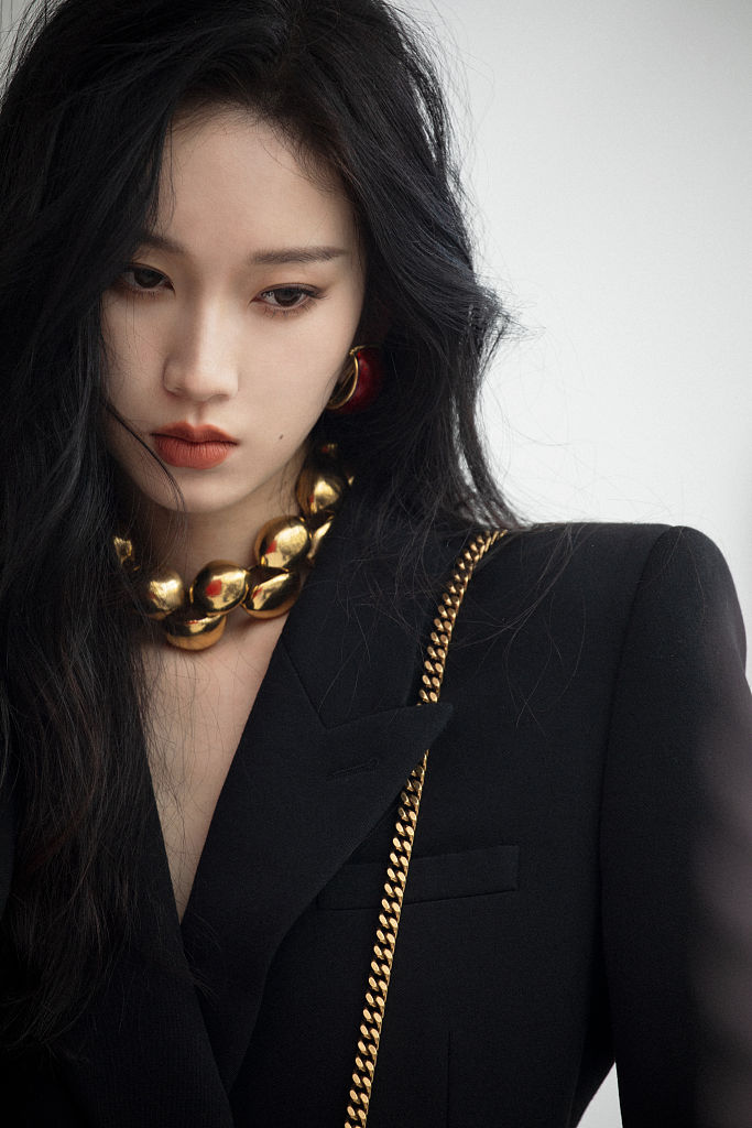 刘令姿黑色西服诠释霸气美艳暗黑系妆容打造神秘感