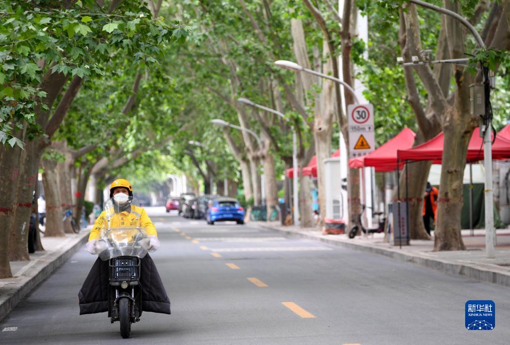 郑州坚守疫情防控一线的外卖小哥