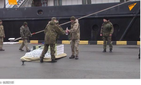 ↑俄国防部此前发布的视频显示，俄军给投降的驻守蛇岛乌军士兵发放瓶装水。