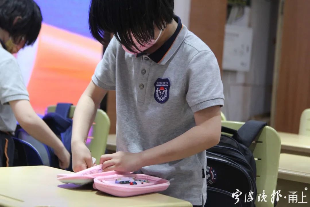 宁波东海实验学校学生参加削苹果,整理书包劳动技能比赛.