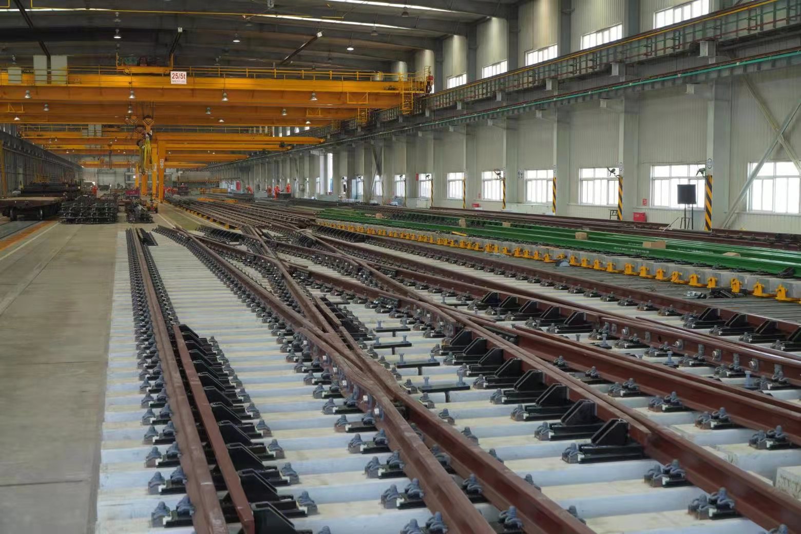 5月5日,新型交叉渡线道岔试制试铺通过验收.张路超摄