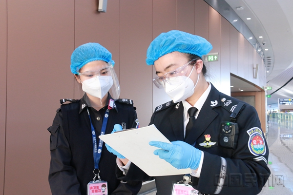 刘洋是航站楼安检部的一名副科长,也是一名中共党员,身为党员,她以身