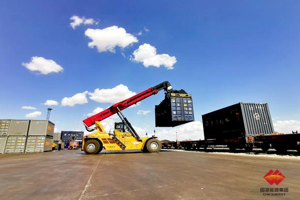 图为大物流装车作业现场