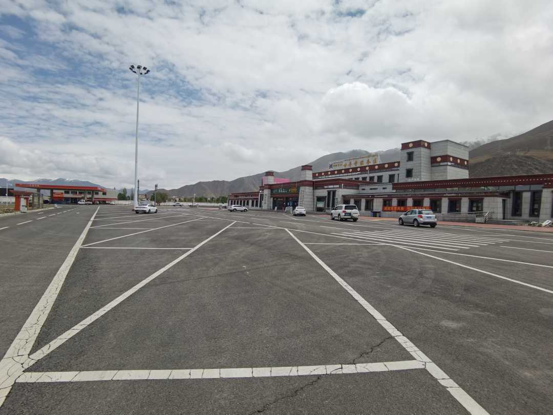 林拉高等级公路甘丹寺服务区施划的大型车辆停车区.刘步阳摄