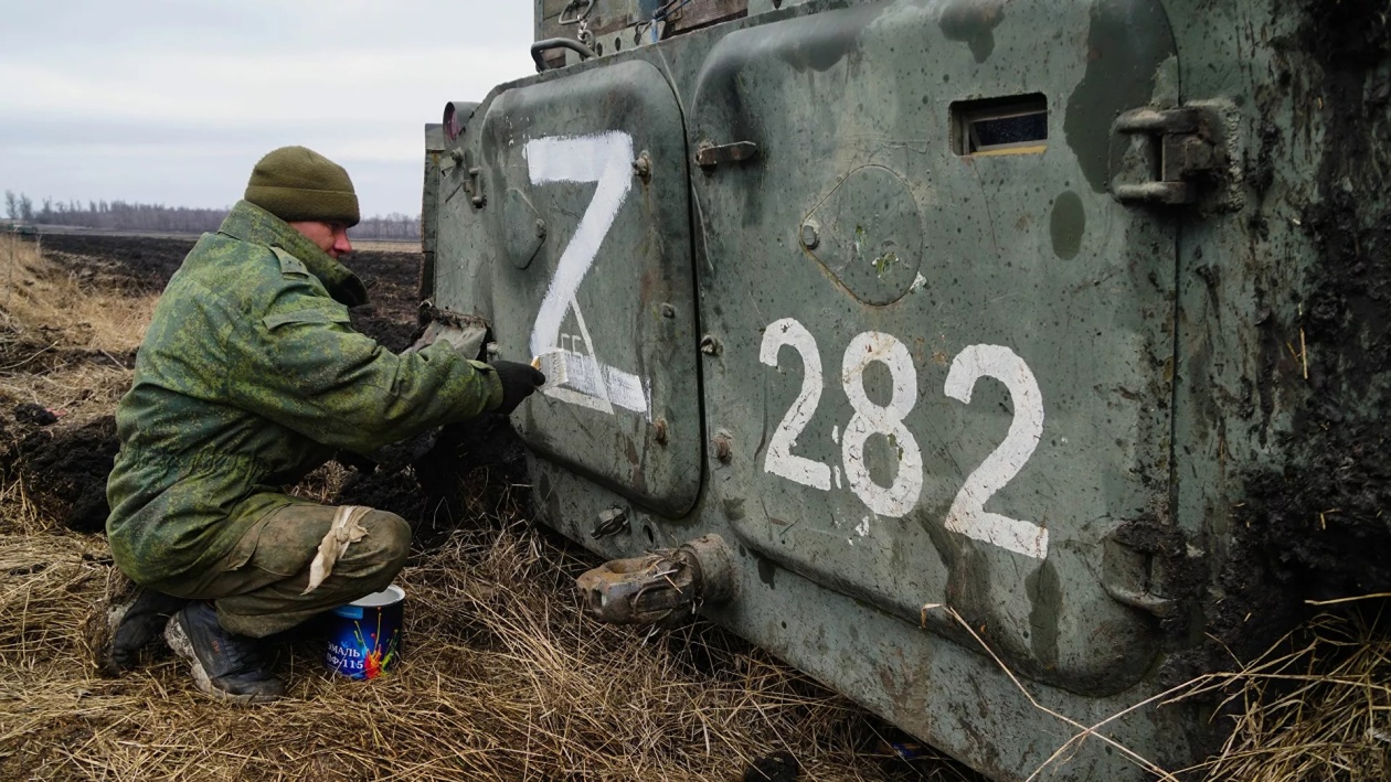 俄罗斯军队的车辆上用白色油漆涂写的“Z”