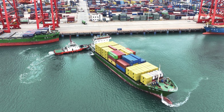 图为在江苏省连云港港集装箱码头,货轮满载集装箱驶离泊位.