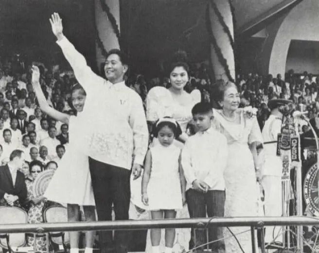 · 1965年，老马科斯赢得菲律宾总统选举，一家人在向支持者致意。