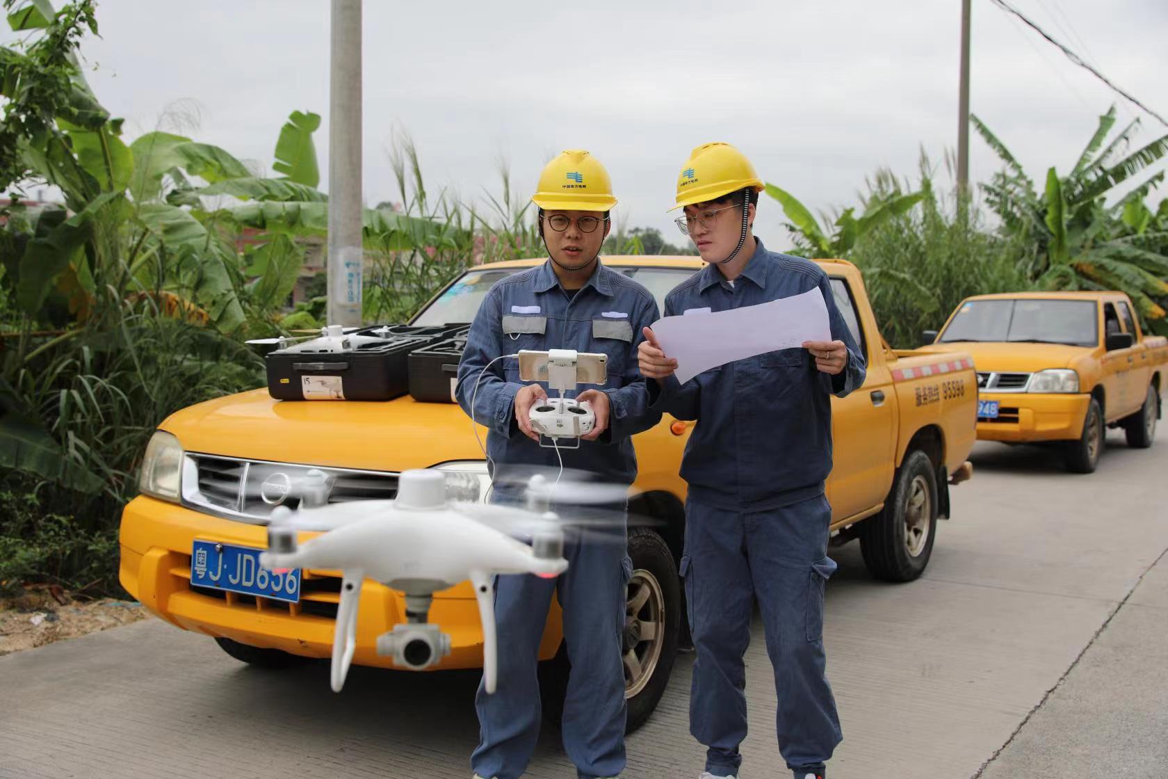 南方电网广东江门鹤山供电局飞手开展防风防汛巡检. 许湘粤摄