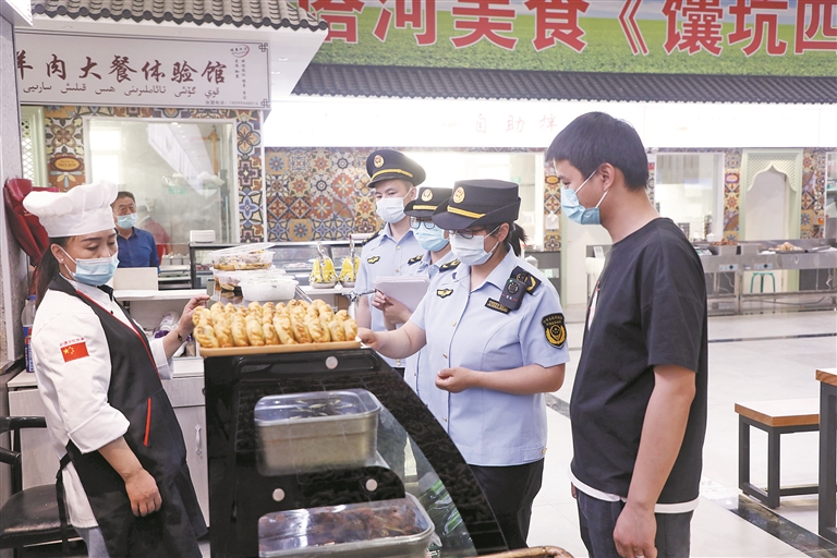 图② 5月4日，一师阿拉尔市城市管理综合行政执法支队胡杨河中队工作人员在开展夜市随机巡查工作。张大松 摄