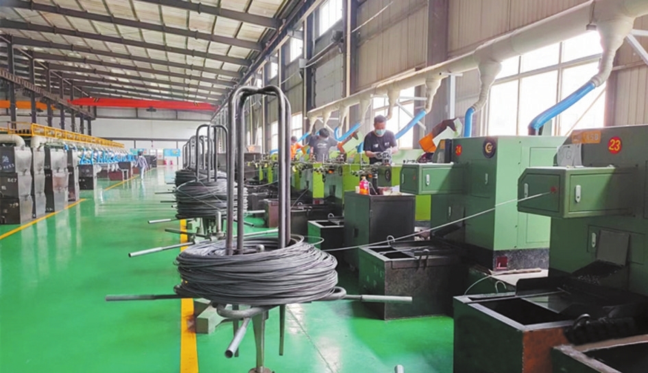 图为该区德奔紧固件有限公司生产车间内工人们有序复工.郭江涛