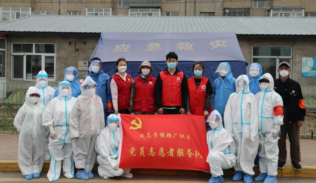 △任子威(后排左六)所在的志愿者服务队