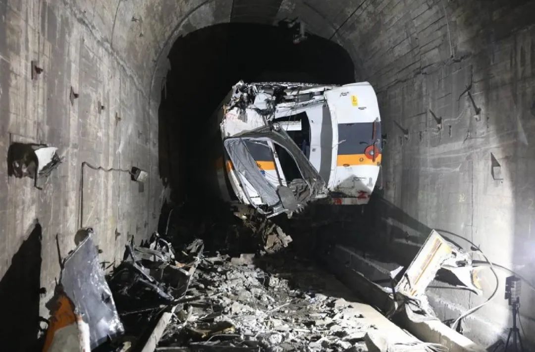 台铁"太鲁阁号"事故隧道内情况(图片来源:台媒)
