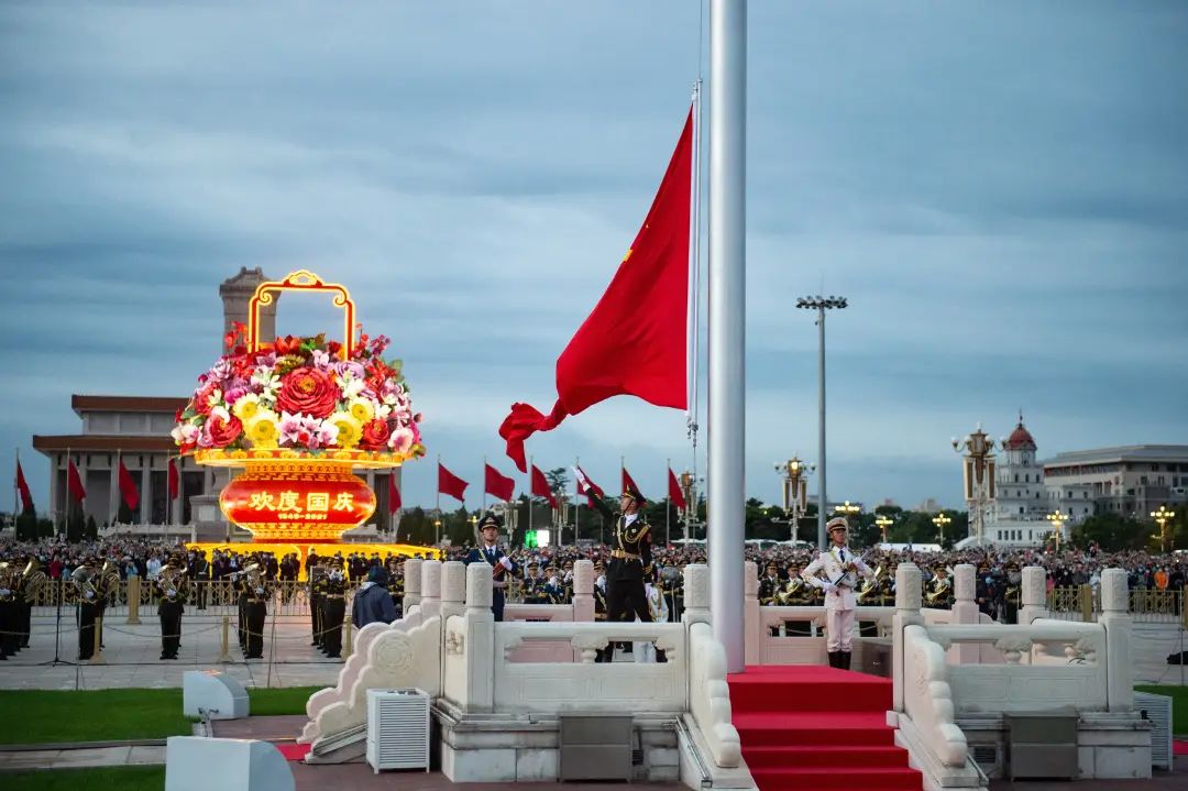 2021年10月1日清晨,隆重的升国旗仪式在北京天安门广场举行,庆祝中华