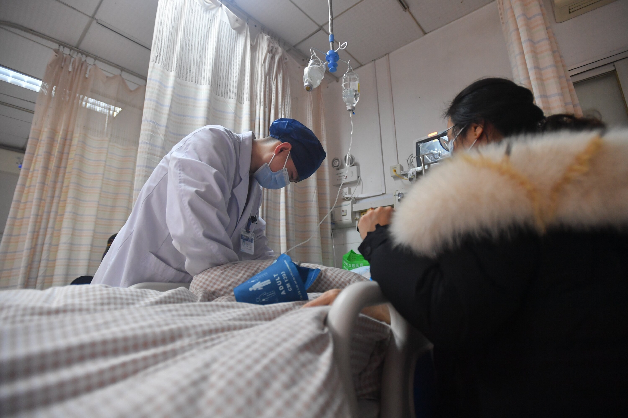 一名男护士正在查看病人情况 新华社记者 陈泽国 摄