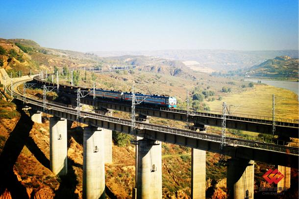 图为满载乌金的列车行驶在新朔铁路准池线上