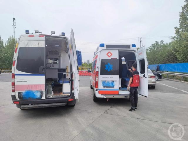 从山西出发的救护车,正在与北京段的救援力量进行交接.