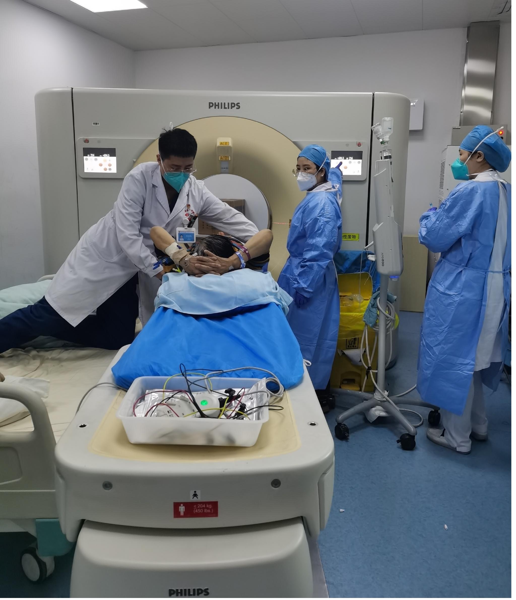 疫情期间放射科闭环工作人员工作照