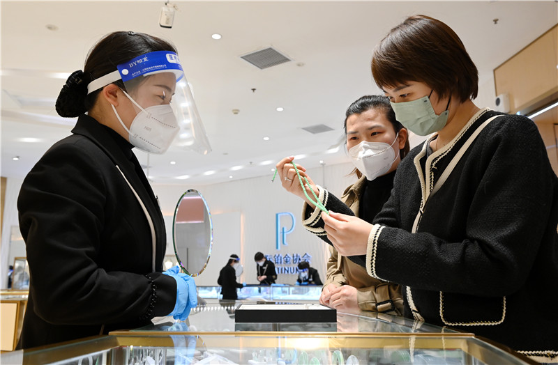 近日，在邯郸市美乐城商场，顾客选购商品。 河北日报记者陈正摄