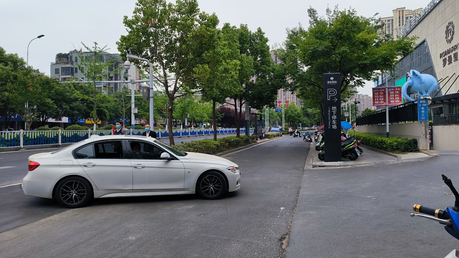 一车辆通过新建成的银泰城车库出入口直接从延安路进入银泰城地下停车