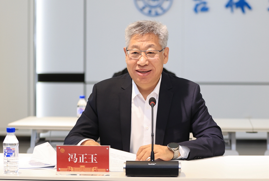 冯正玉向参加论坛的各位校友简要介绍了吉林大学在抗击疫情中展现出的