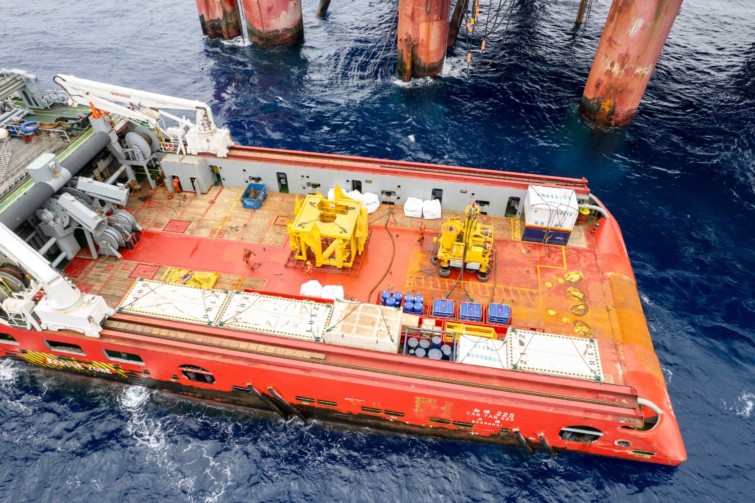 我国首套国产深水水下采油树完成海底安装