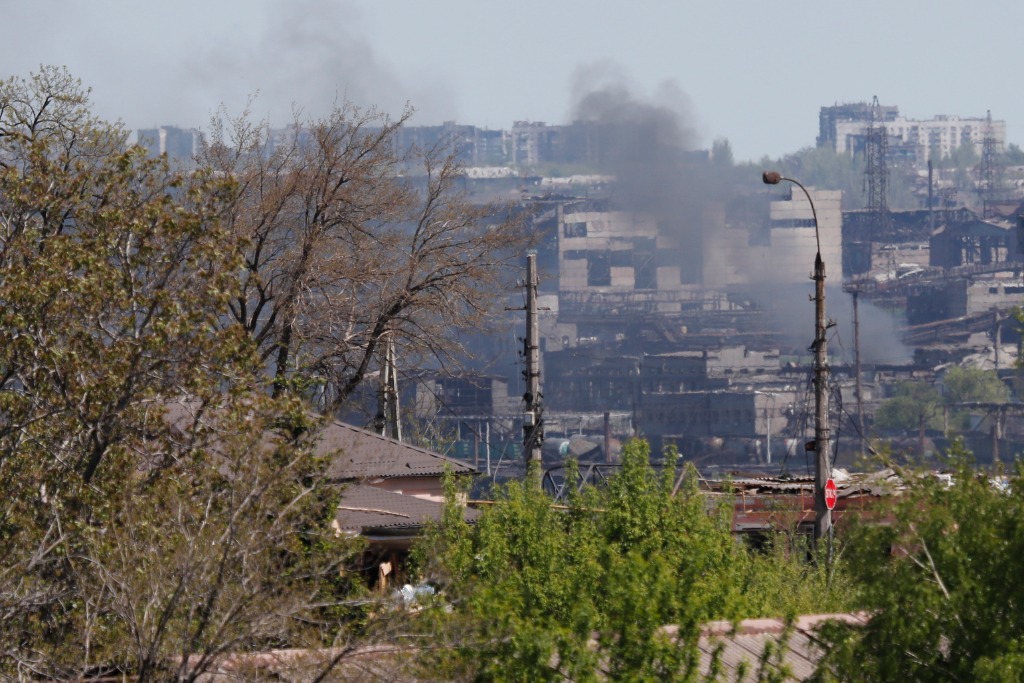5月8日，浓烟从马里乌波尔市亚速钢铁厂升起。新华社发（维克托摄）