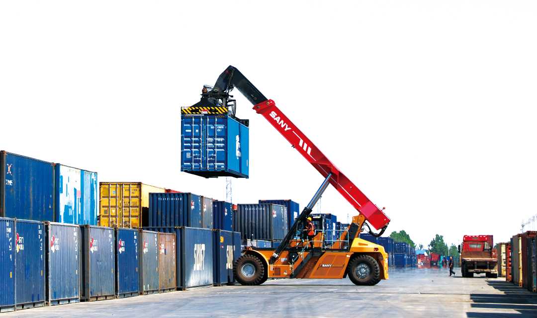 石家庄国际陆港集装箱正面吊作业.