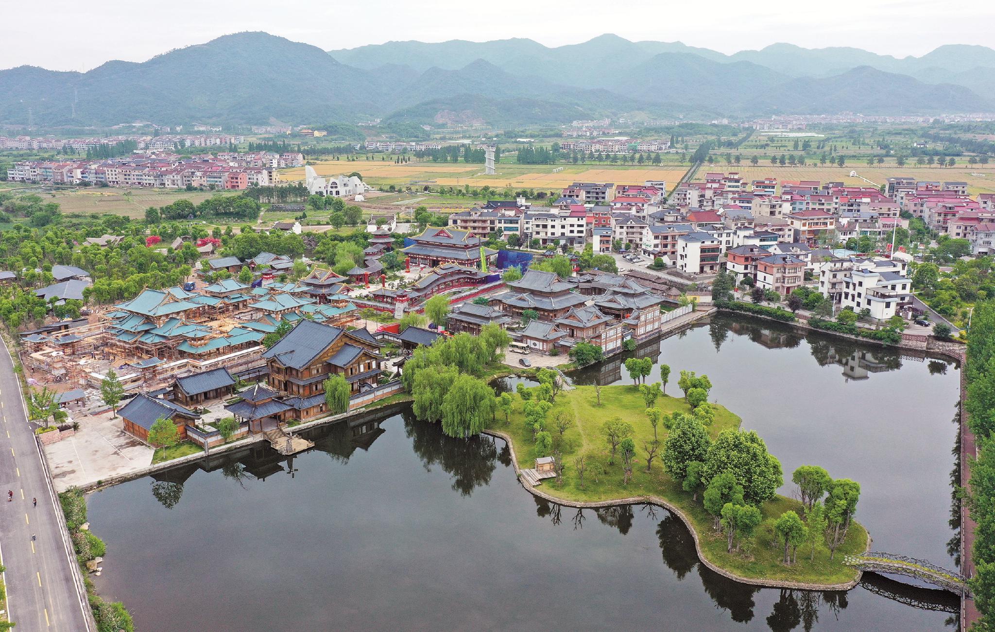 近年来,浙江省东阳市湖溪镇八里湾村依托共享田园建设,改善村居环境