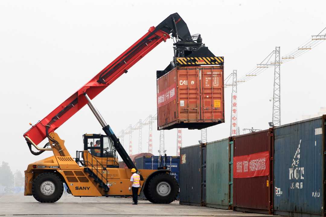 石家庄国际陆港集装箱正面吊作业.