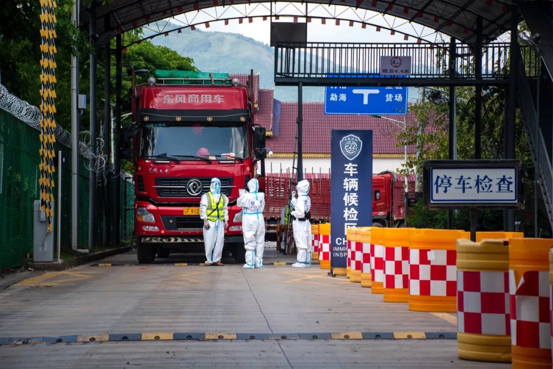 图为云南出入境边防检查总站打洛边检站移民管理警察对出入境车辆