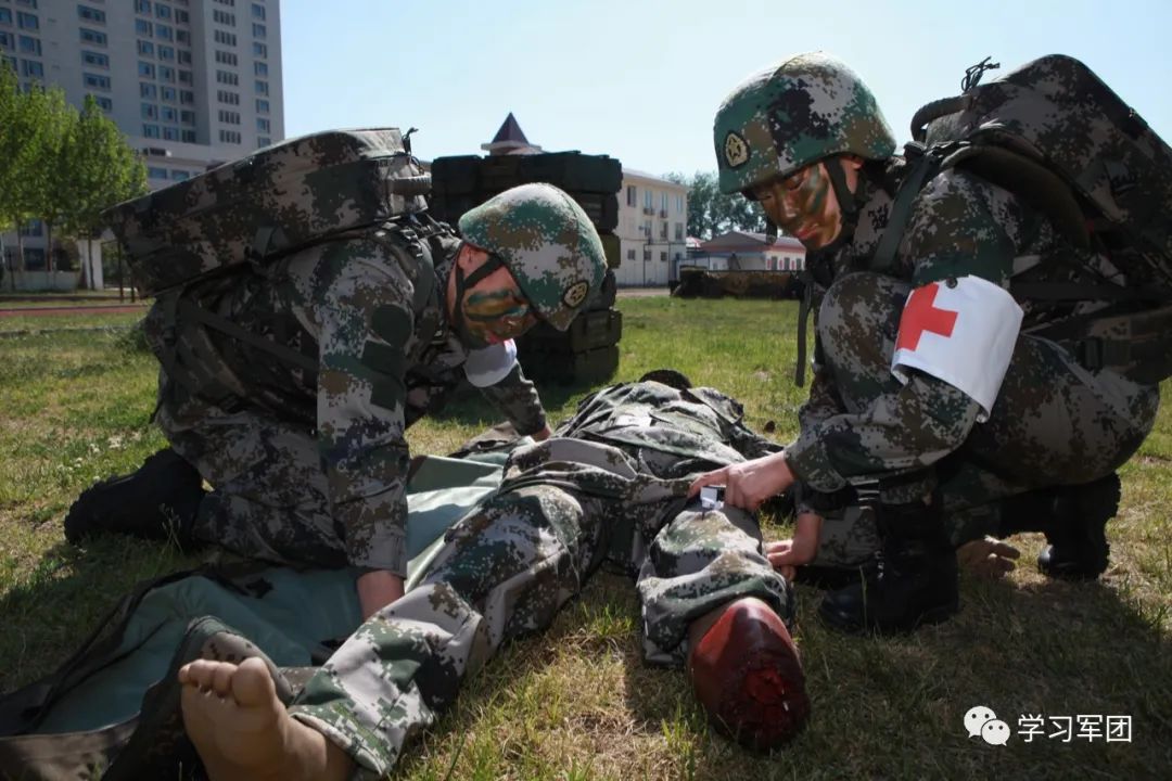 是护士更是战士一切为了伤病员一切为了胜利