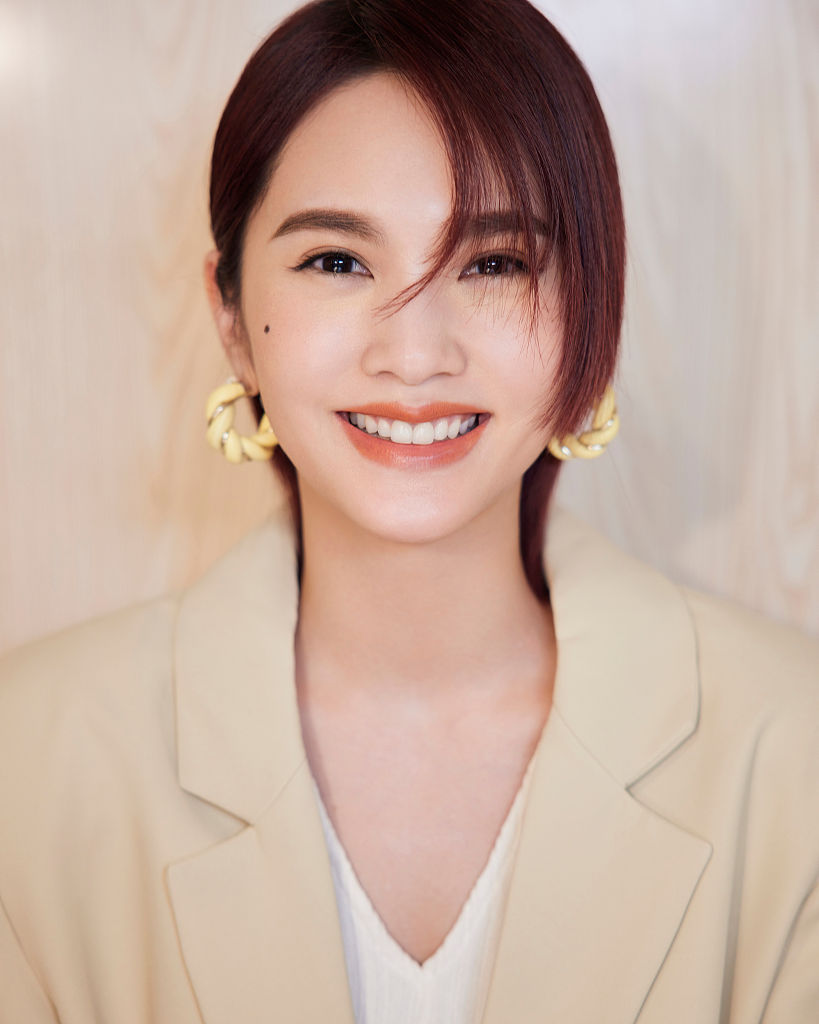 杨丞琳《灿烂的前行》穿米色西装出镜 笑容灿烂温柔