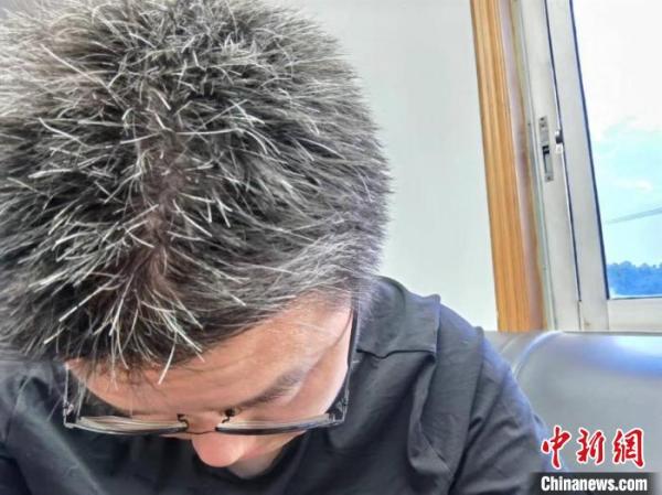 上海市嘉定区江桥镇新江村党总支书记孙廉灰白的头发 受访者供图