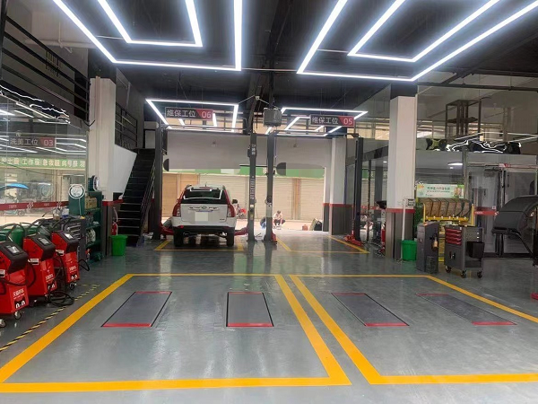 (宽敞整洁的车辆维保工位)