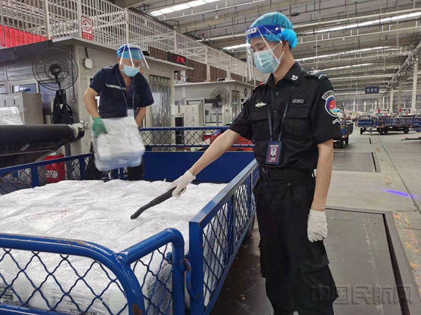 成都双流国际机场安检站货检科工作人员对货物进行防爆检查