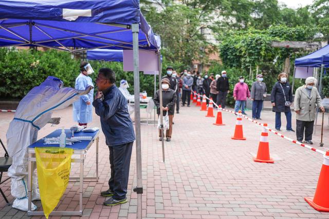 5月11日,在西城区白纸坊街道一处社区核酸采样点,居民排队进行核酸