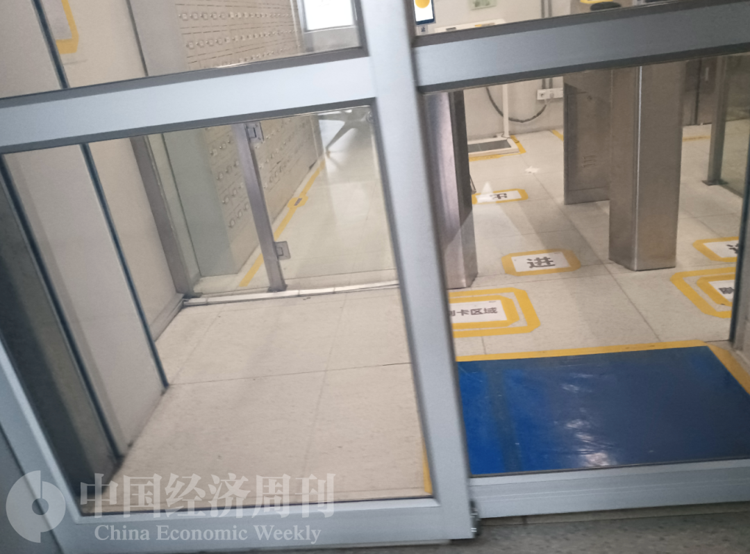 需要“全副武装”防尘服才能进入的生产线