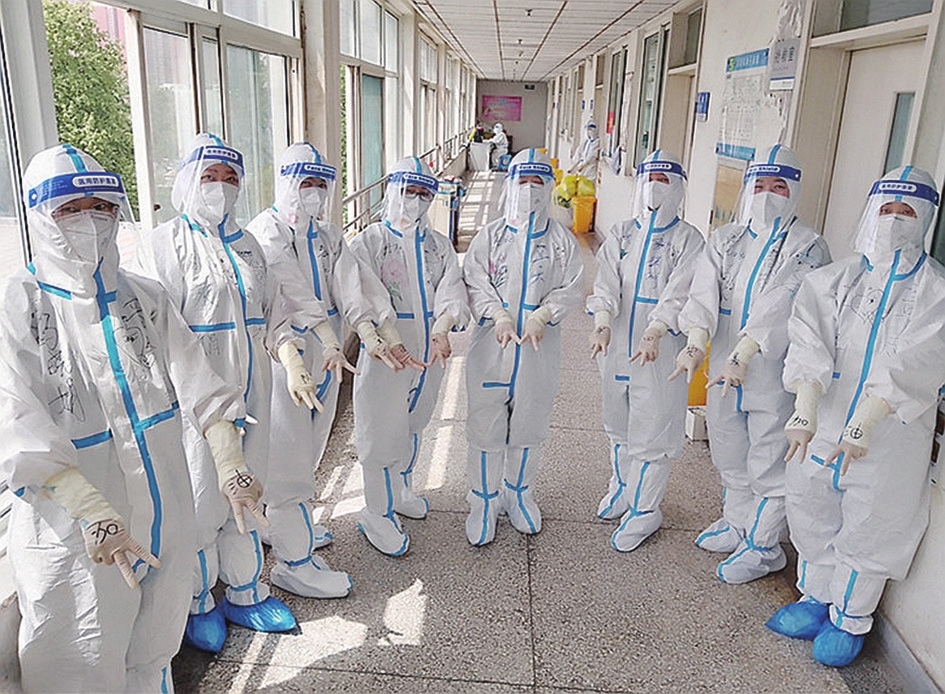 图为邯郸市中心医院护士在救治病房,为早日战胜疫情加油鼓劲.