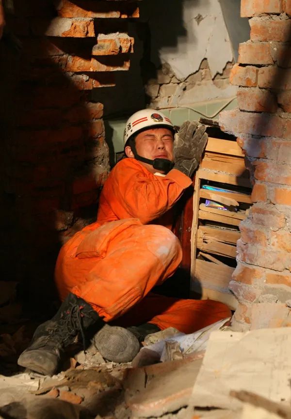 十四年前汶川大地震中那个钻进废墟救人的消防员如今怎样了