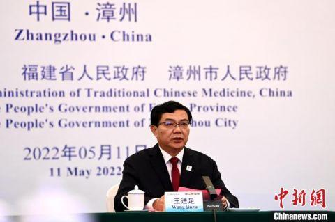 5月11日晚,漳州市人民政府市长王进足在金砖国家传统医药合作议题上