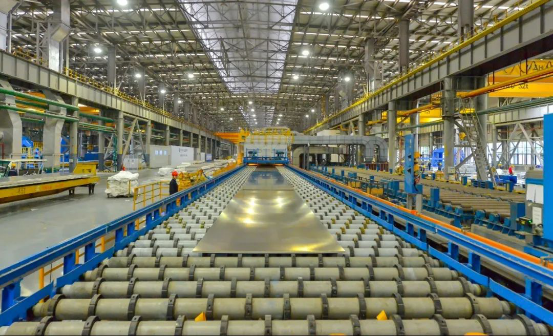 图为南南铝加工热轧制造中心，国产首台套高端高精铝合金中厚板辊底炉生产线生产运行。